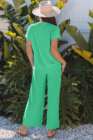 Hellgrünes Set aus kurzärmligem T-Shirt und Hose mit weitem Bein in festem Kordelstrick