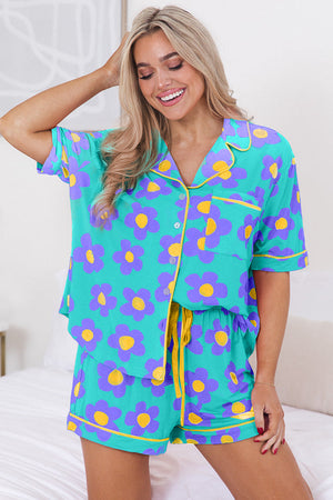 Grünes Pyjama-Set mit kurzärmligem Hemd und Blumenmuster