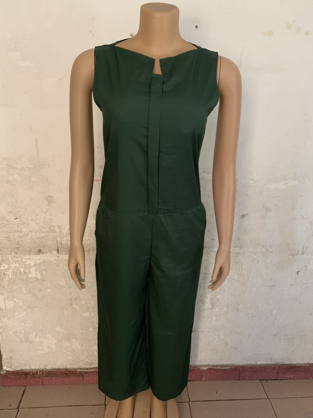 Women's Classic Solid Color Sleeveless Wide-Leg Jumpsuit