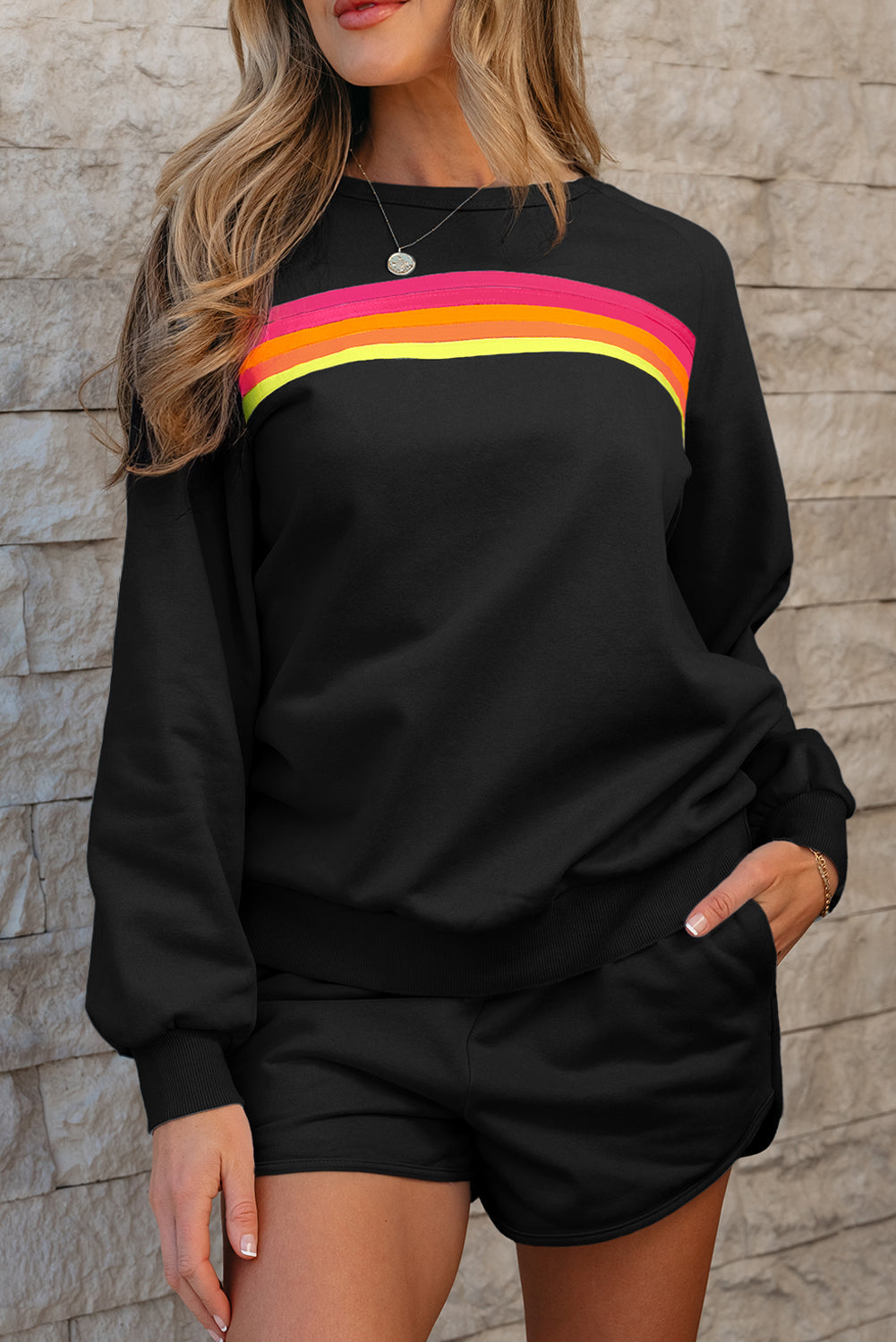 Zweiteiliges Freizeitset mit Pullover und Shorts mit schwarzen Streifen