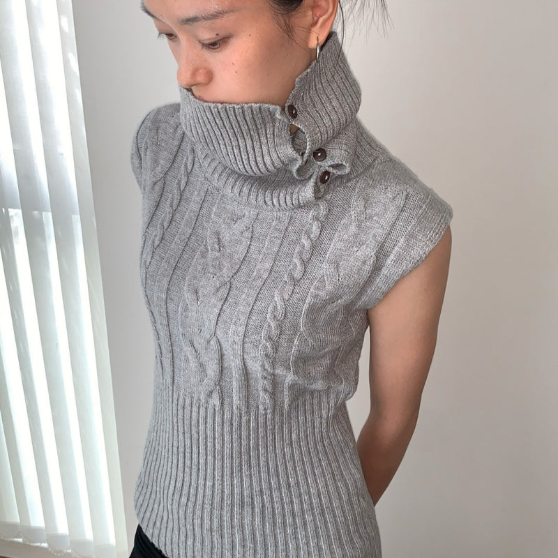 Turtleneck Sleeveless Knit Top with a Turn-down Collar Slim-fit Sweater