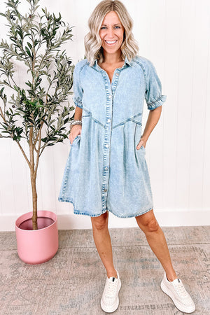 Beau Blue Mineral Wash – Kurzärmliges Jeanskleid mit Knöpfen und Rüschen
