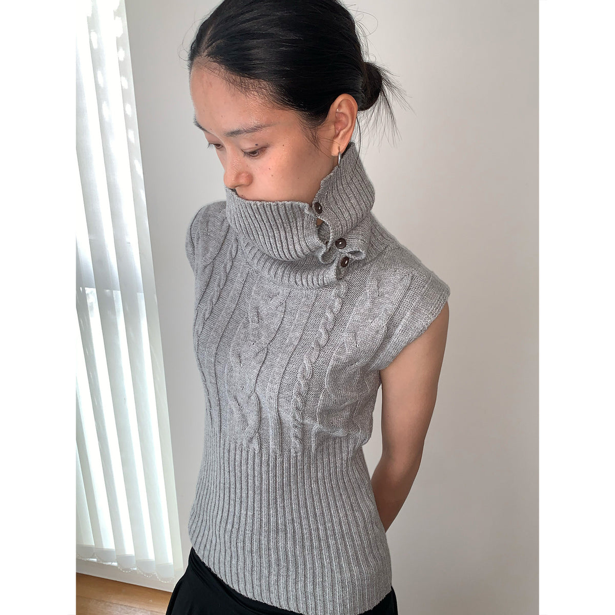 Turtleneck Sleeveless Knit Top with a Turn-down Collar Slim-fit Sweater