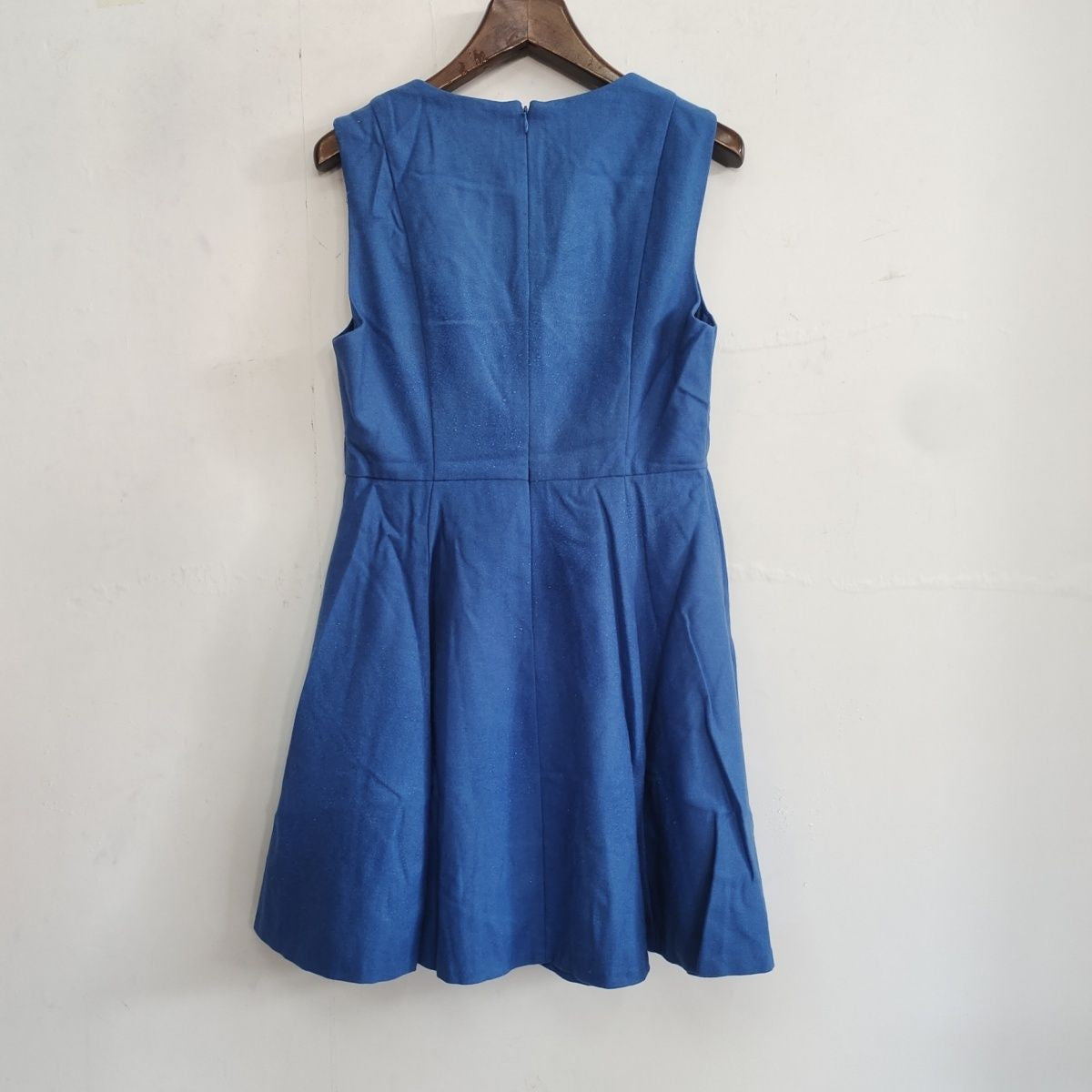 Elegant Sleeveless Figure-flattering French-style Skirt with a Cinched Waist and Sophisticated Charm