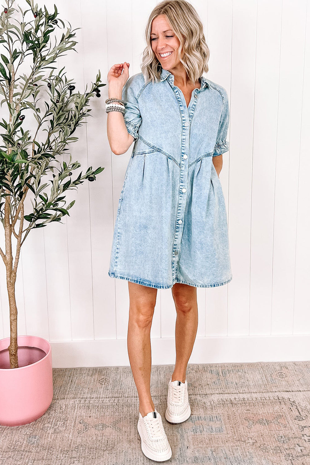 Beau Blue Mineral Wash – Kurzärmliges Jeanskleid mit Knöpfen und Rüschen