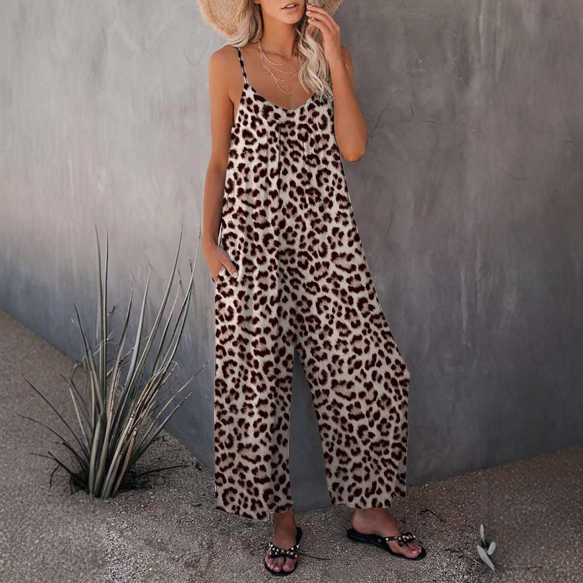 Casual Sleeveless Leopard-Print Jumpsuit With Pockets And A Relaxed Fit