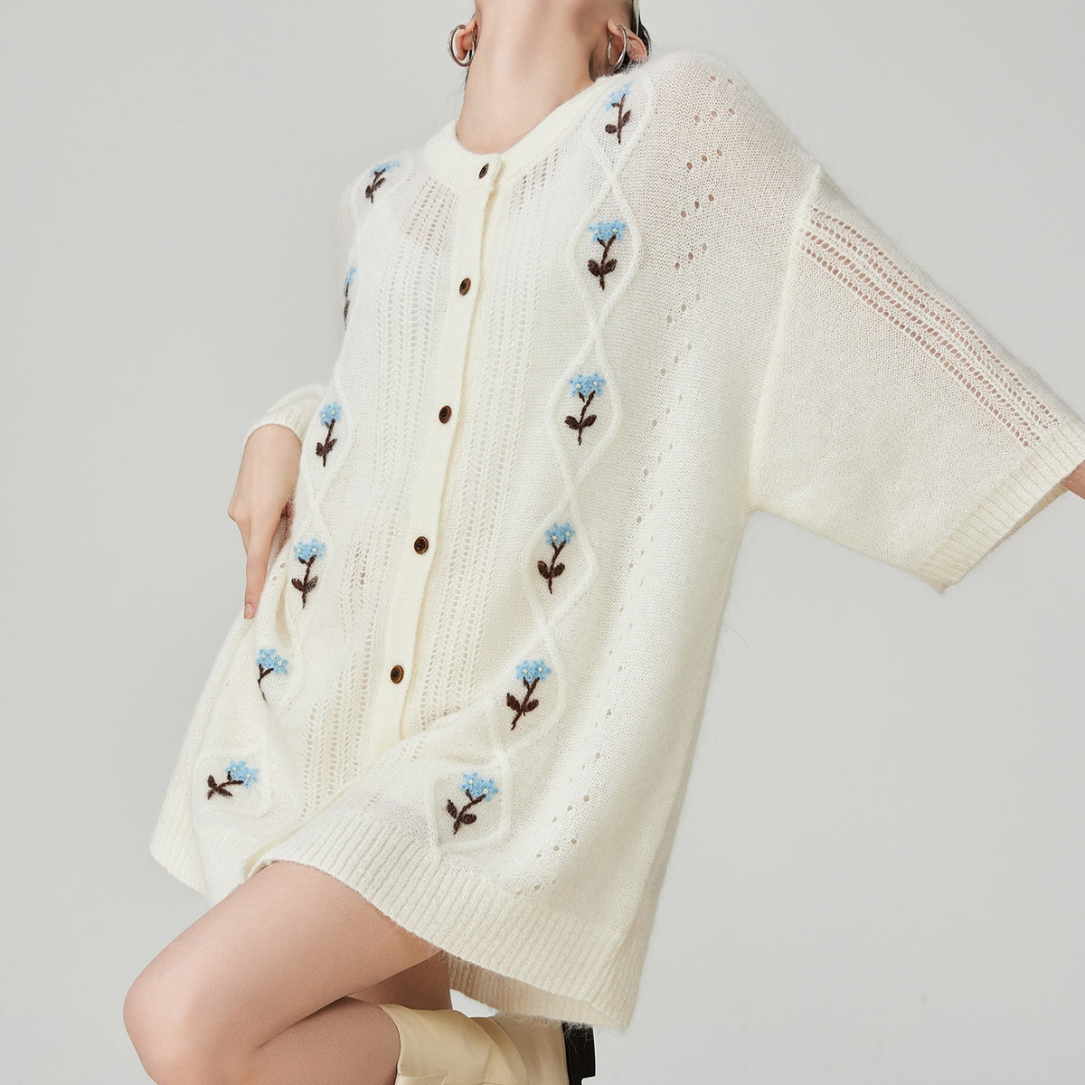 Women's White Floral Embroidered Short-sleeved Knitted Cardigan