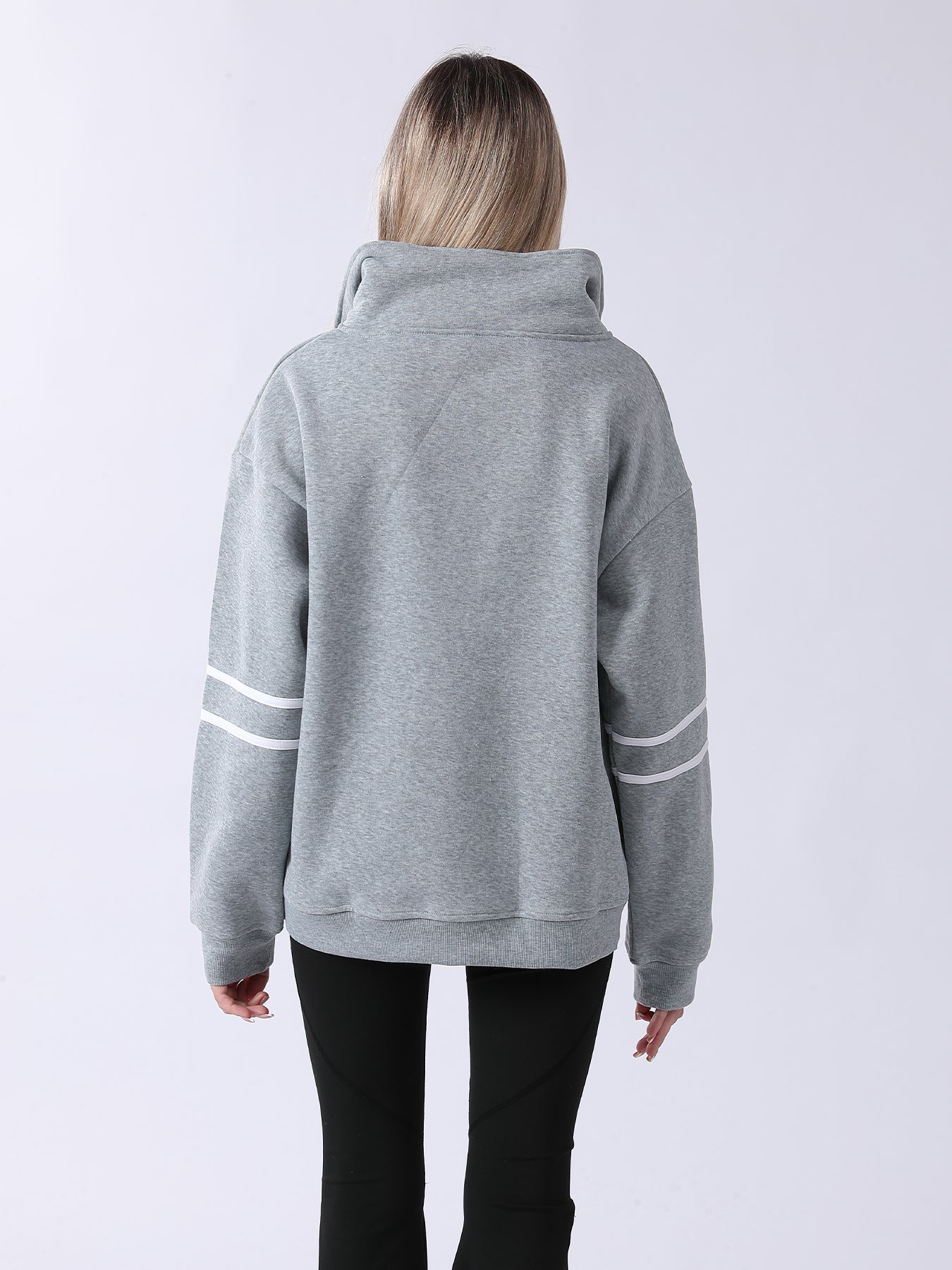 Cozy Women's Long-Sleeve Sweatshirt for Daily Comfort