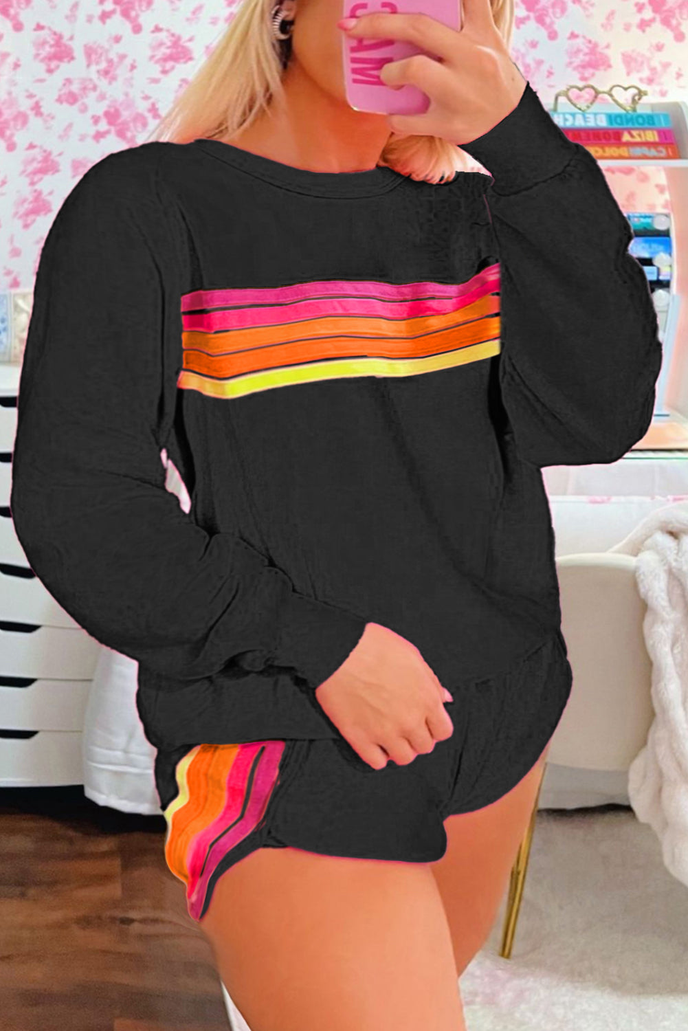 Zweiteiliges Freizeitset mit Pullover und Shorts mit schwarzen Streifen
