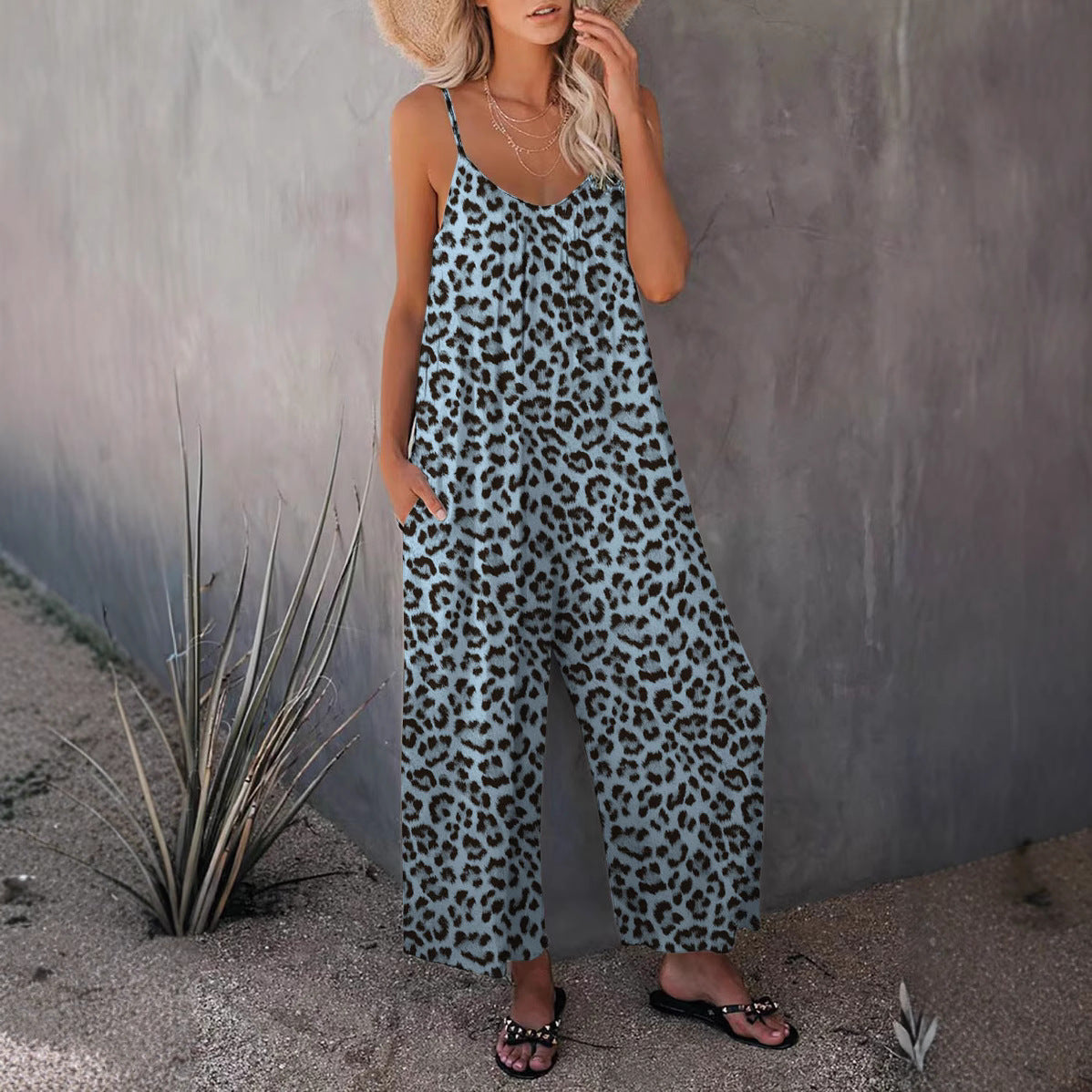 Casual Sleeveless Leopard-Print Jumpsuit With Pockets And A Relaxed Fit