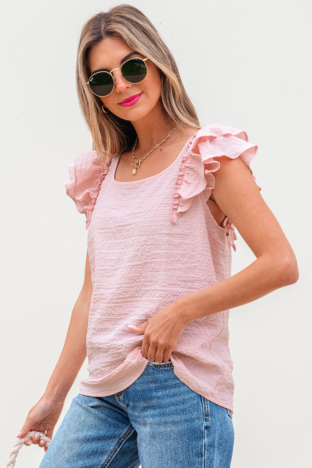 Zartrosa Bluse mit Strukturmuster, Schleife und Rüschen, Schmetterlingsärmeln