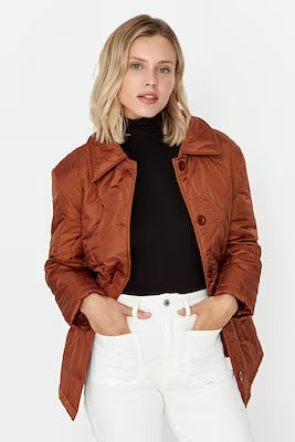 Quilted coat with button closure in brown