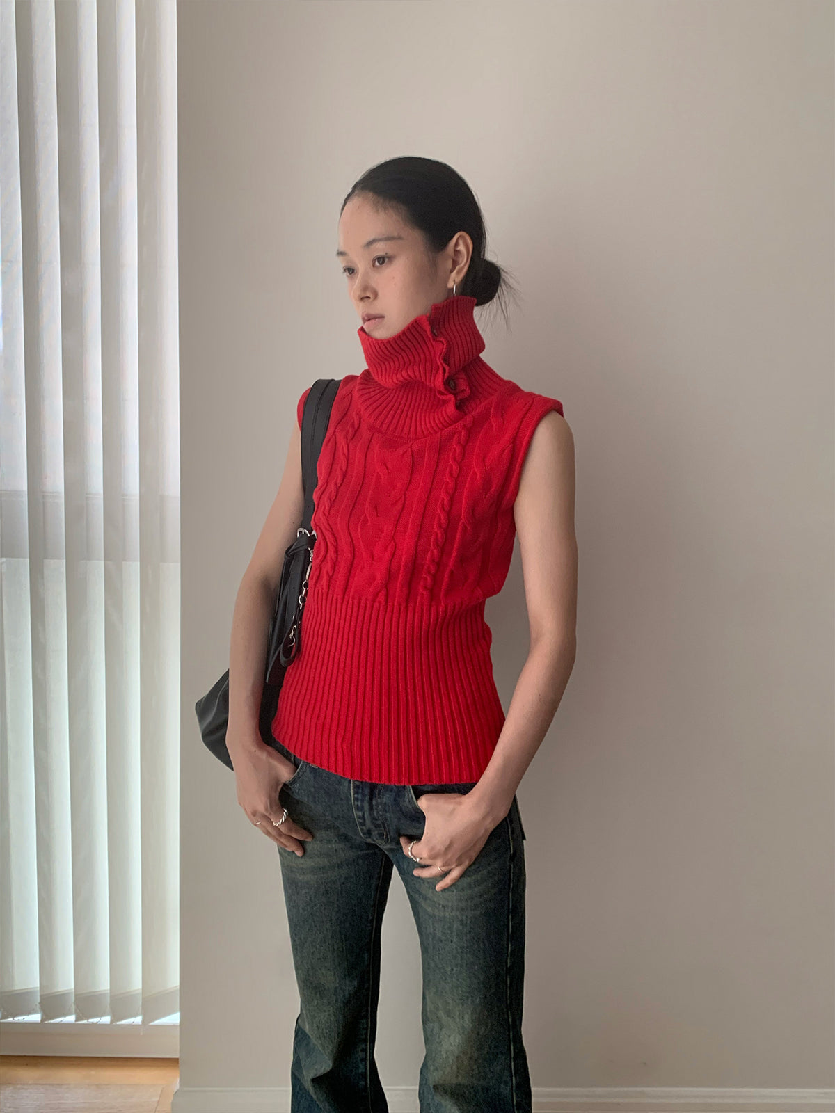 Turtleneck Sleeveless Knit Top with a Turn-down Collar Slim-fit Sweater