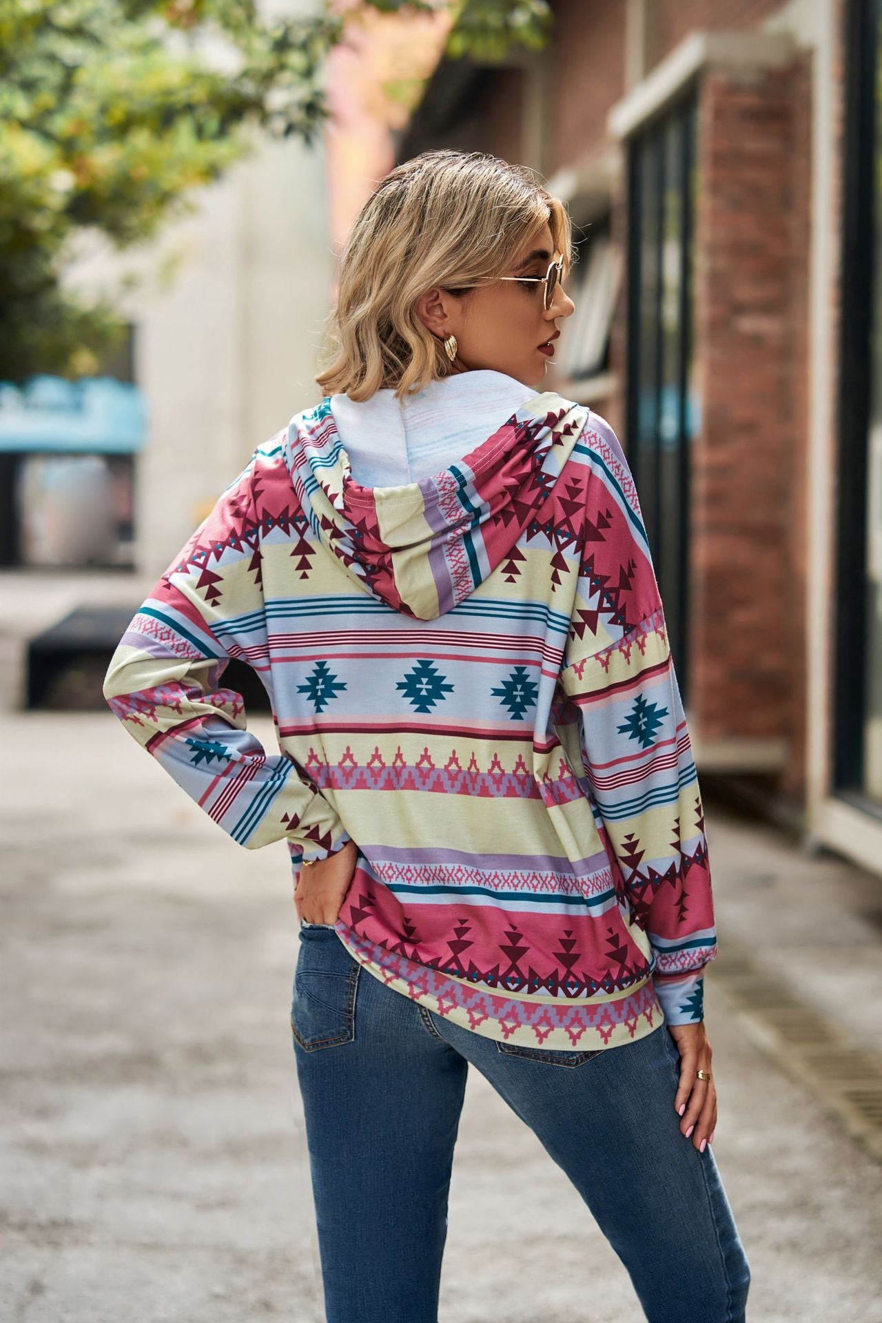 Geometric Pattern Long Sleeve Hooded Pocket Sweatshirt