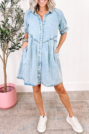 Beau Blue Mineral Wash – Kurzärmliges Jeanskleid mit Knöpfen und Rüschen