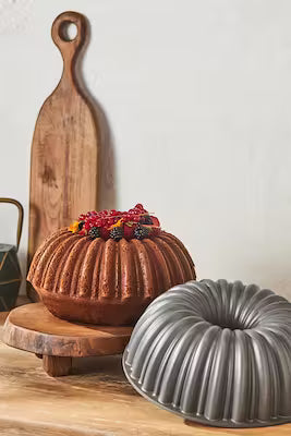 Anthracite cast iron cake mold for sliced cakes