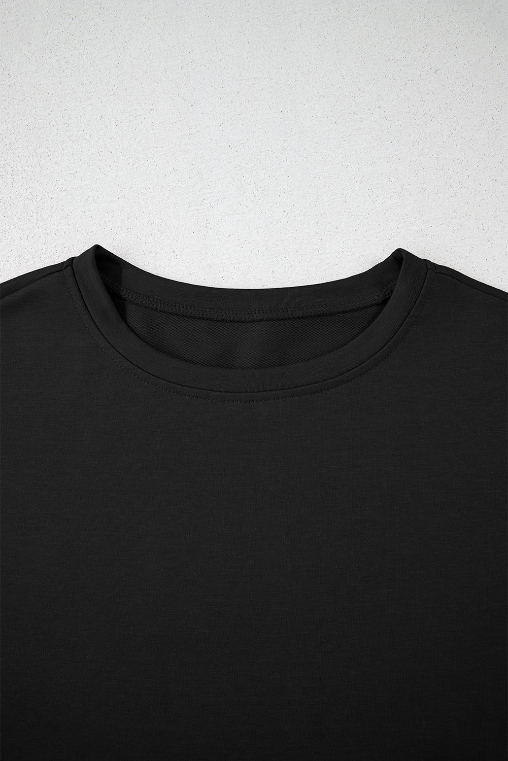 Schwarzes 2-teiliges Set aus kurzem T-Shirt und hoch tailliertem Skort mit Rüschen