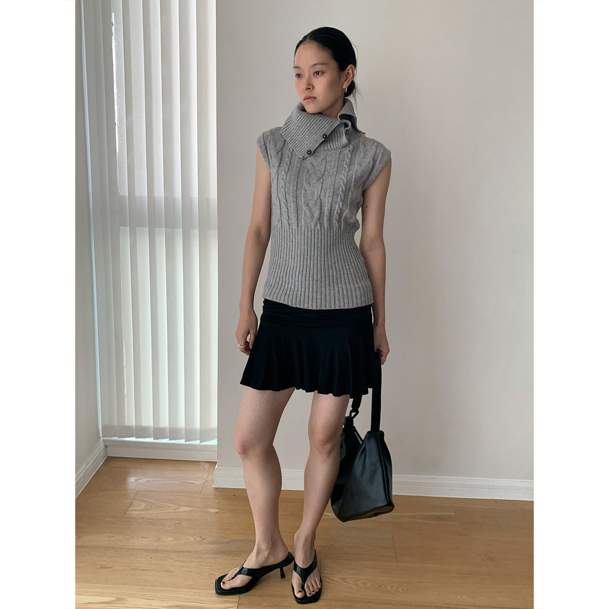 Turtleneck Sleeveless Knit Top with a Turn-down Collar Slim-fit Sweater