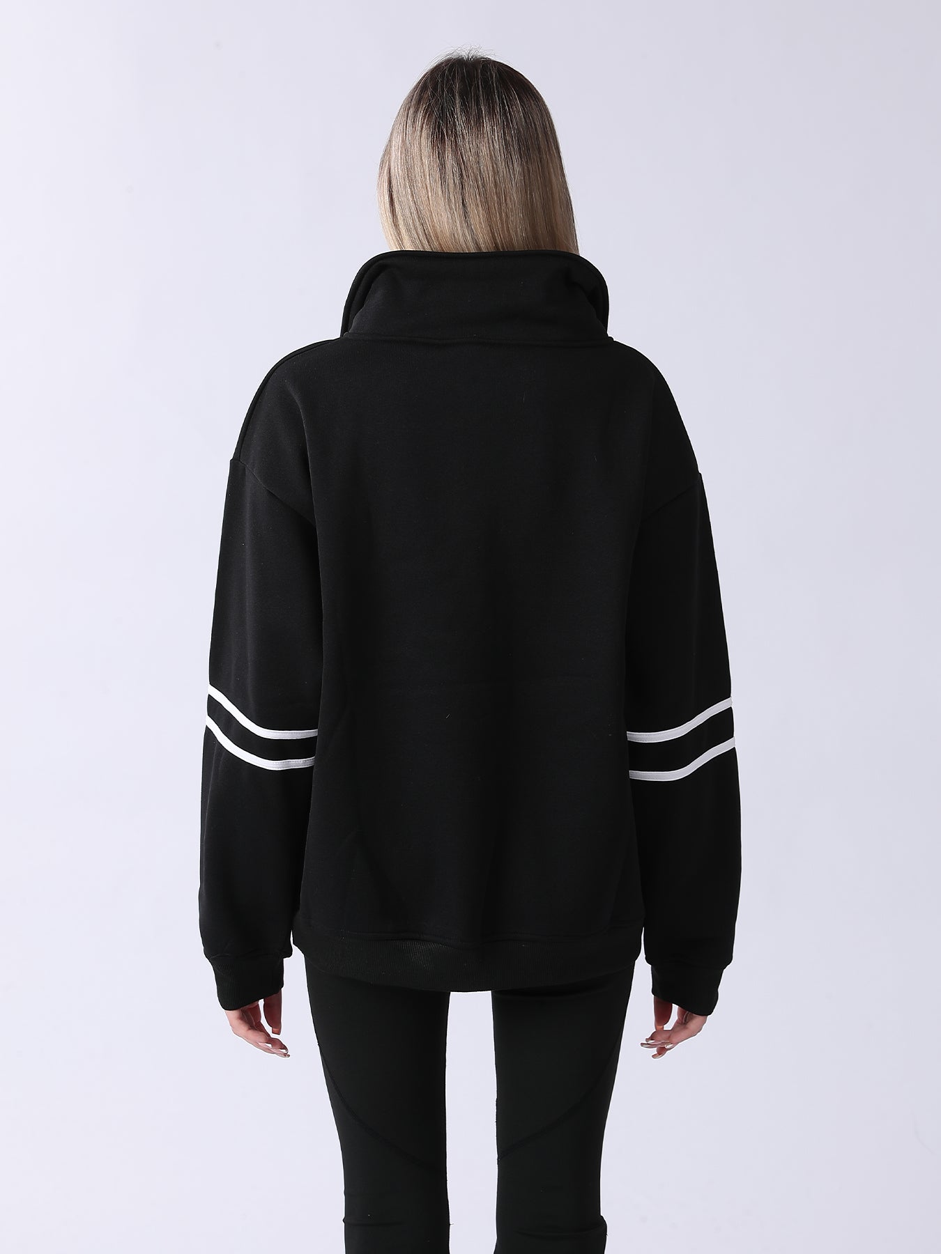 Cozy Women's Long-Sleeve Sweatshirt for Daily Comfort