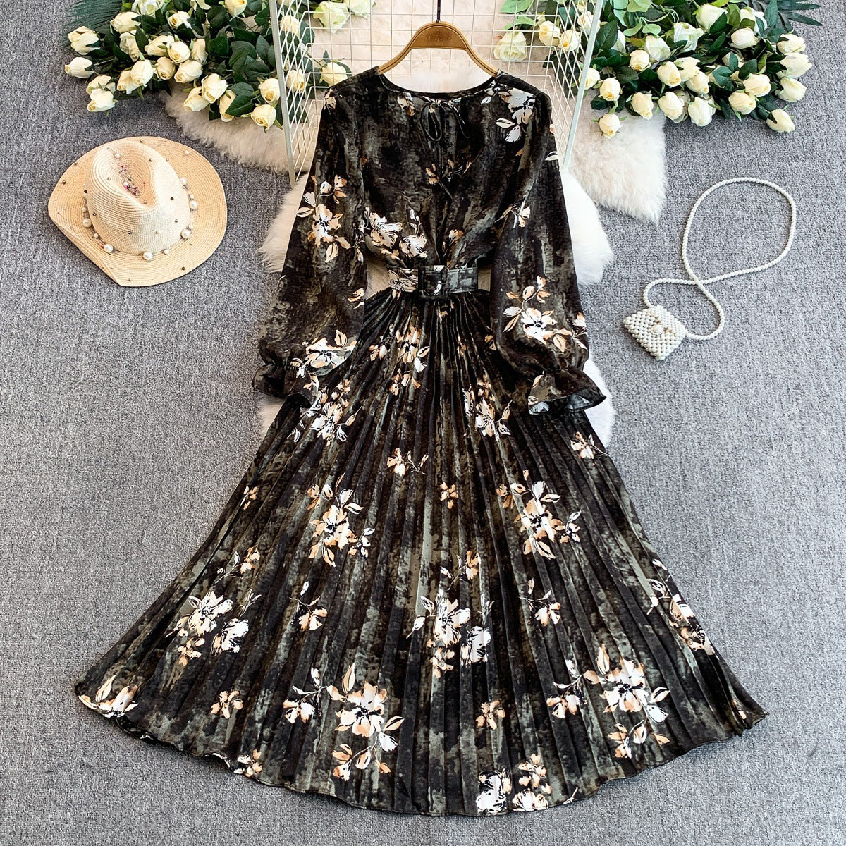Printed Crew-neck Dress, Autumnwinter Style with a Cinched Waist, Figure-flattering Wide Pleated Skirt