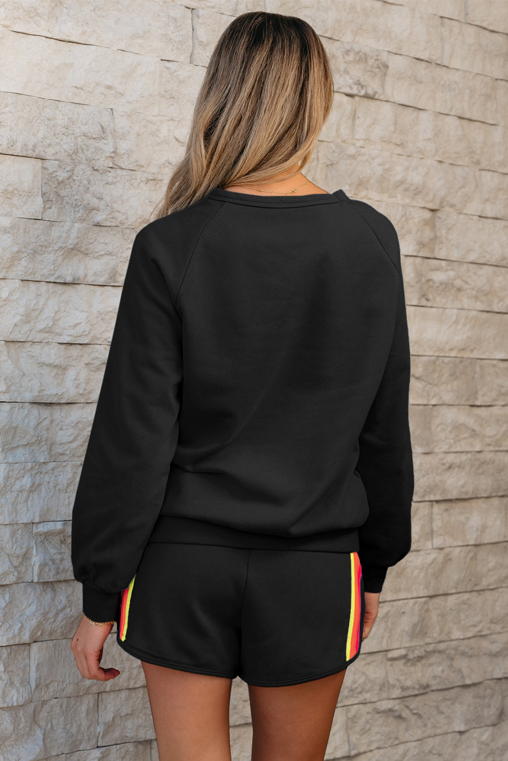 Zweiteiliges Freizeitset mit Pullover und Shorts mit schwarzen Streifen