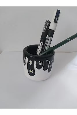 Handcrafted marble-effect pencil holder with water-resistant finish