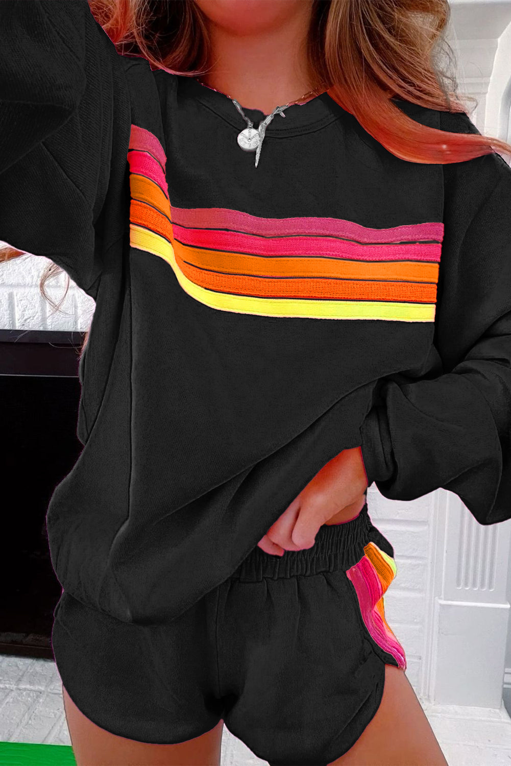 Zweiteiliges Freizeitset mit Pullover und Shorts mit schwarzen Streifen