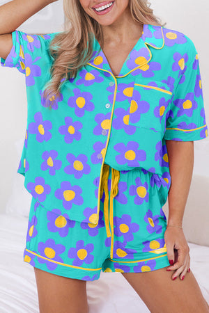 Grünes Pyjama-Set mit kurzärmligem Hemd und Blumenmuster