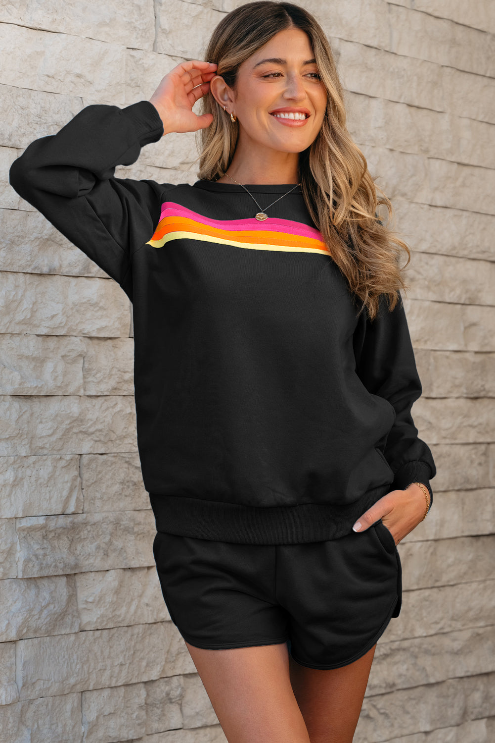 Zweiteiliges Freizeitset mit Pullover und Shorts mit schwarzen Streifen
