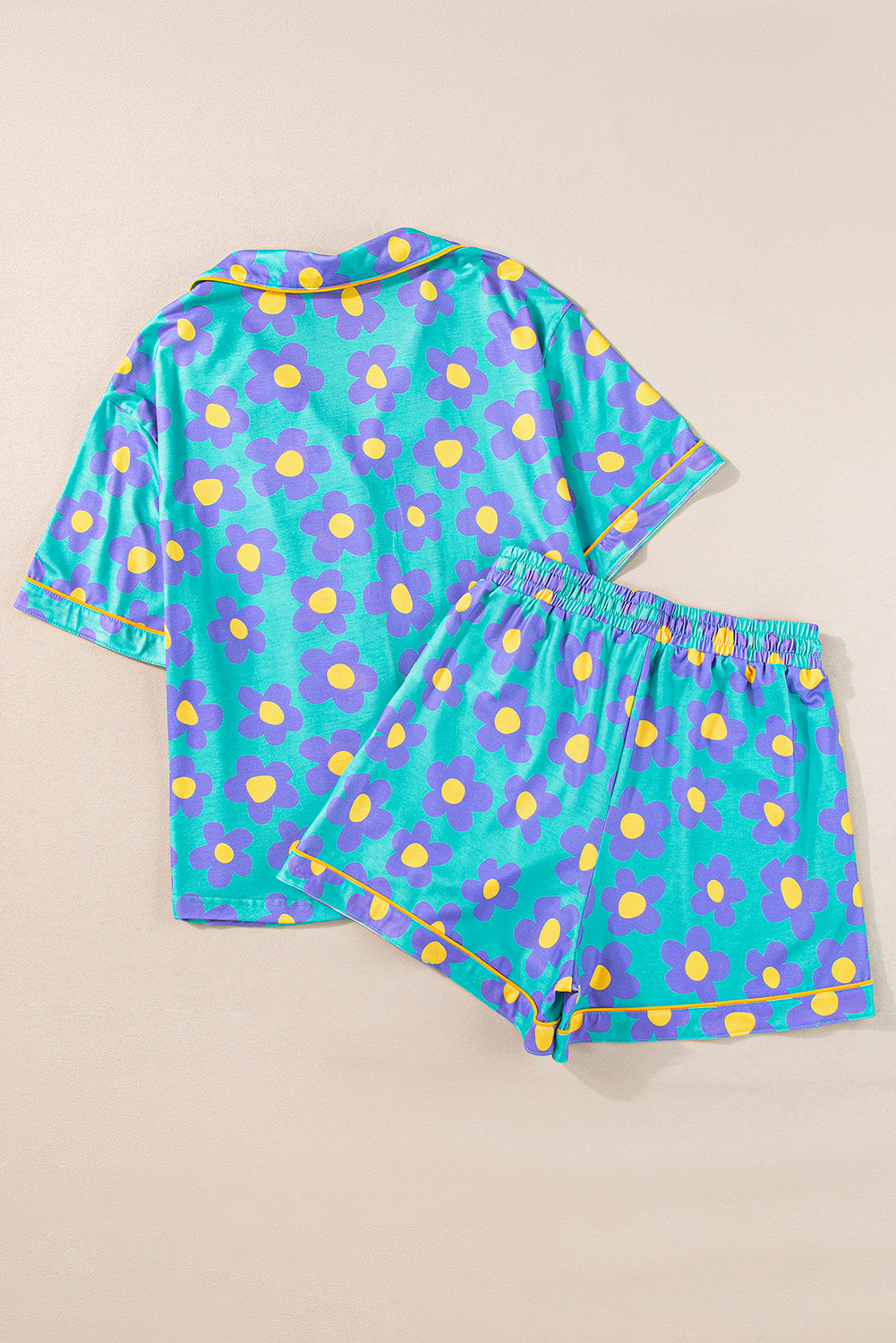 Grünes Pyjama-Set mit kurzärmligem Hemd und Blumenmuster