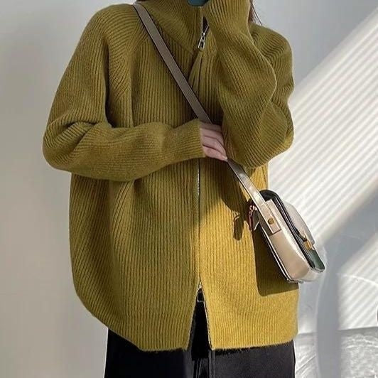 Relaxed, Laid-back High-neck Sweater That Goes with Everything