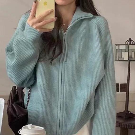 Relaxed, Laid-back High-neck Sweater That Goes with Everything