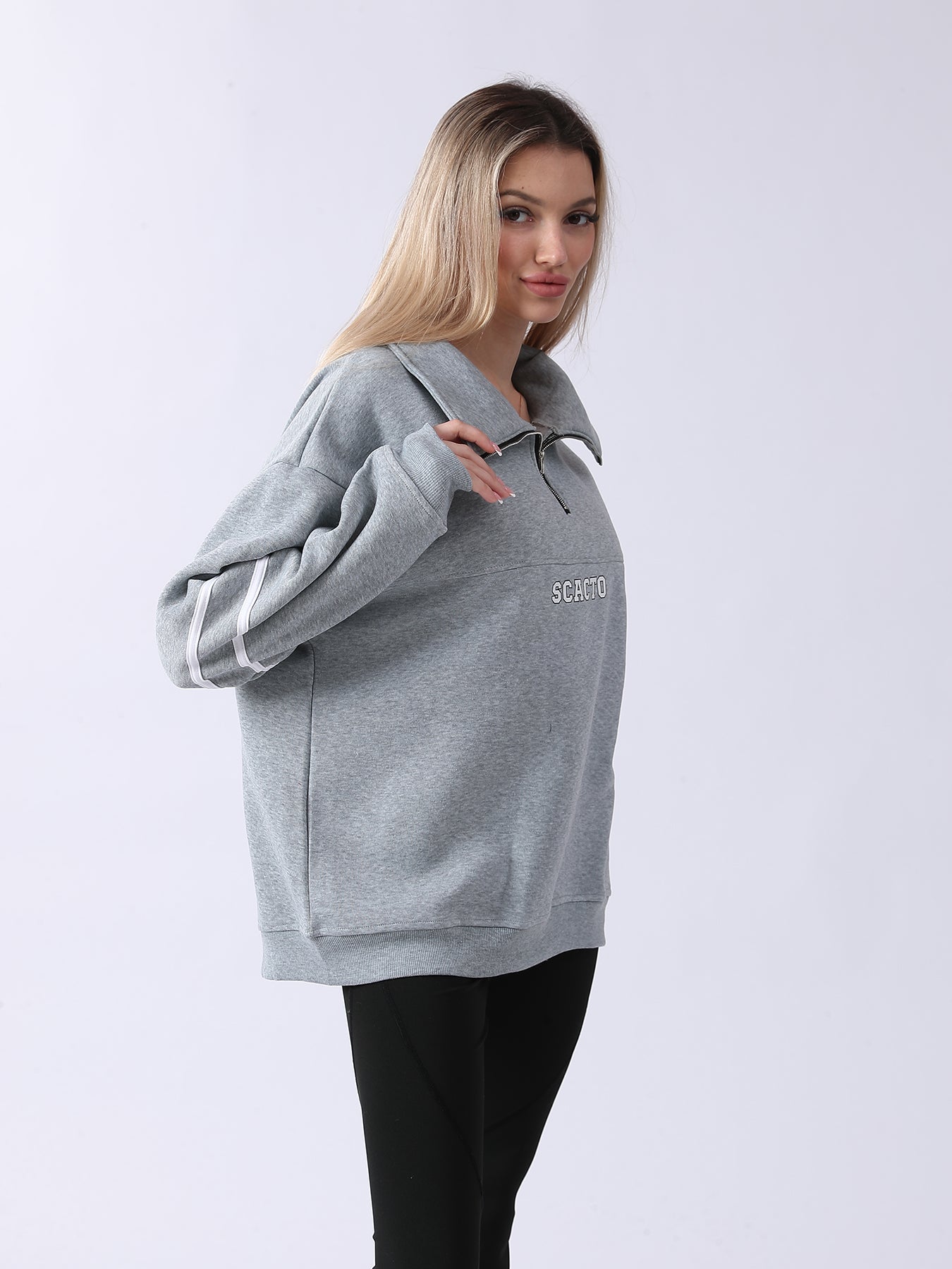 Cozy Women's Long-Sleeve Sweatshirt for Daily Comfort