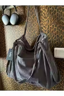Medium grey tote bag with zipper and pockets