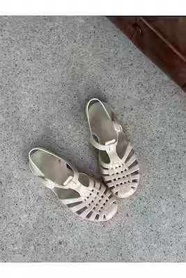 Flexible jelly sandals with non-slip soles for summer comfort