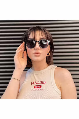 Stylish unisex sunglasses with UV protection
