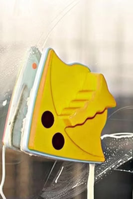Double-sided magnetic windshield wiper for quick glass cleaning