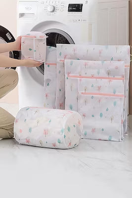 Laundry washing bag for delicate items to prevent snagging