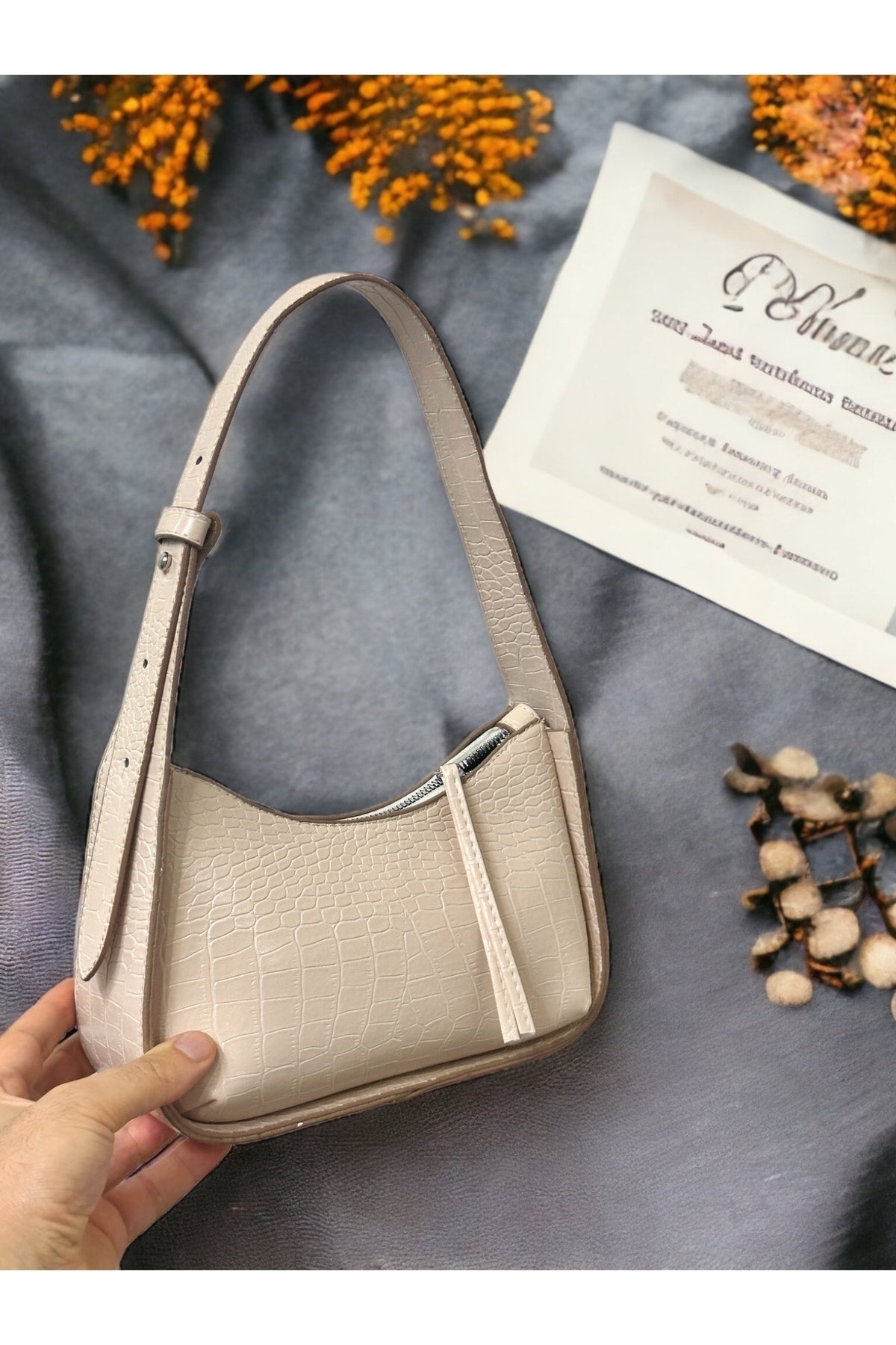Cremefarbene Damen-Baguette-Tasche aus Krokodil
