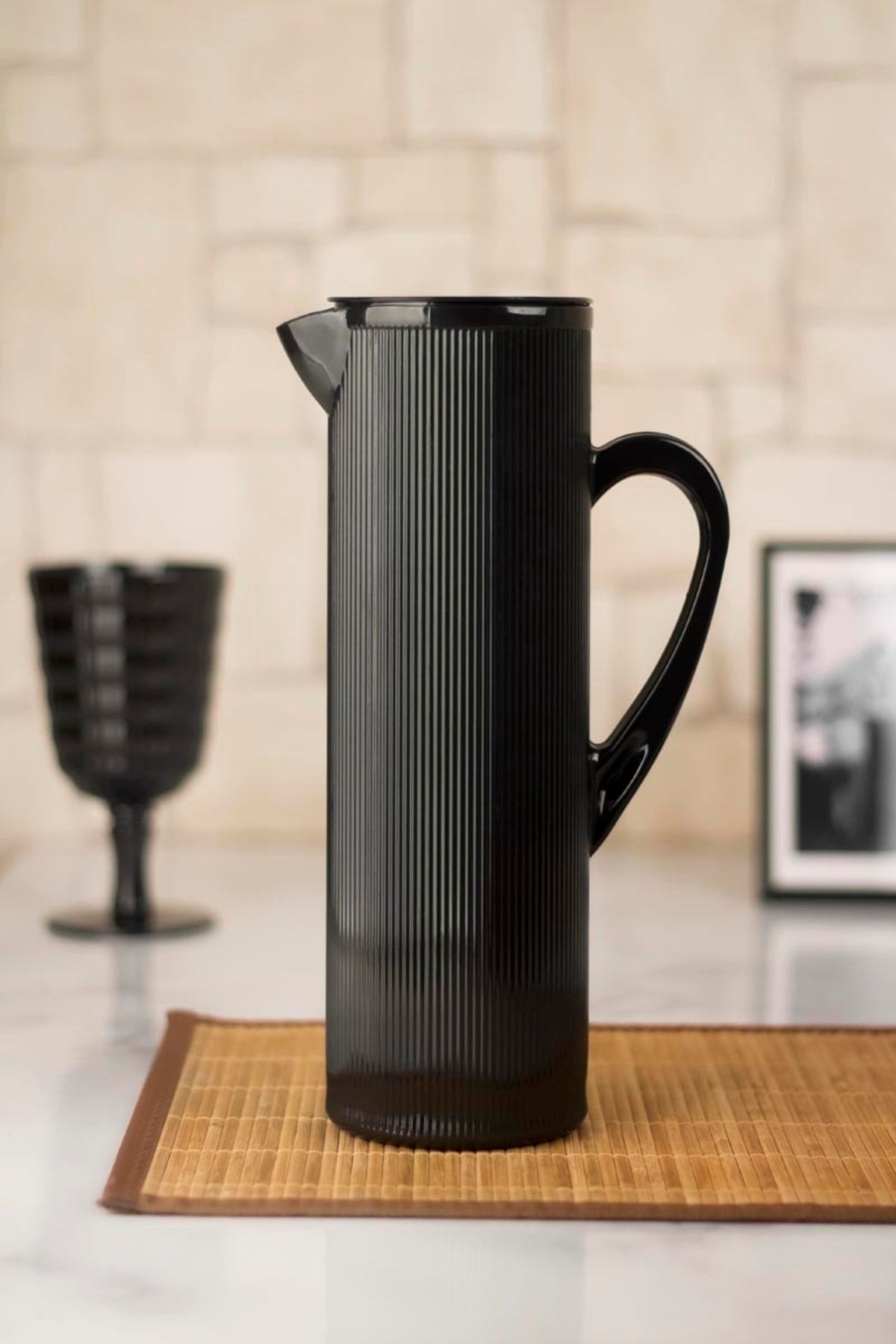 1,5-Liter-Krug aus schwarzem Acryl im Barockstil (passt auf das Kühlschranktürregal)