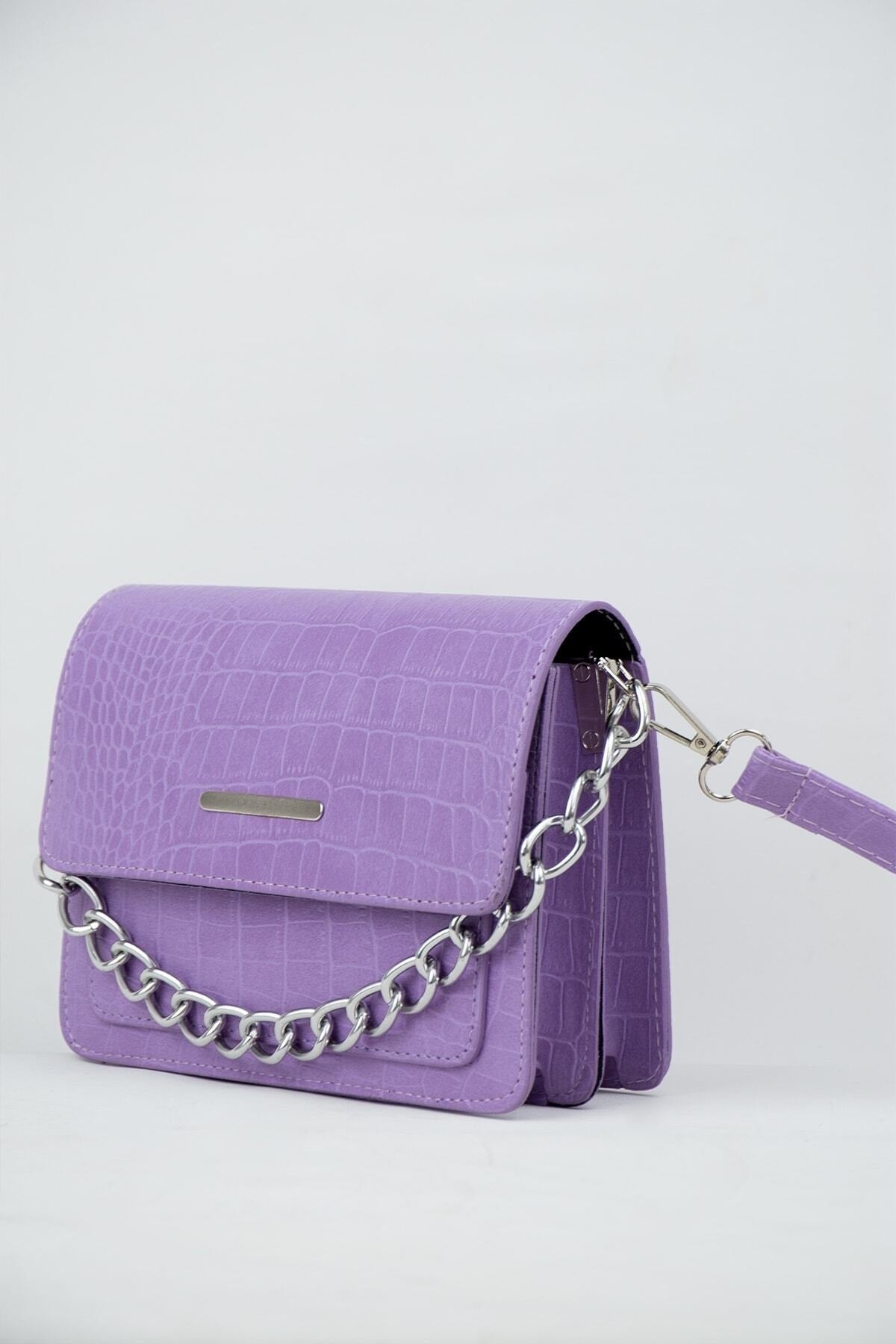 Lila Damen Clutch Baguette mit Krokodilmuster und Kettenriemen