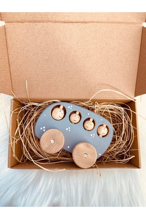 Spielzeugauto aus Holz mit sich drehenden Rädern und beweglichen Passagieren in verschiedenen Farben