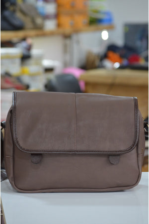 Handy Unisex Light Brown Messenger Bag, Briefcase, Travel Bag with Zipper Lid
