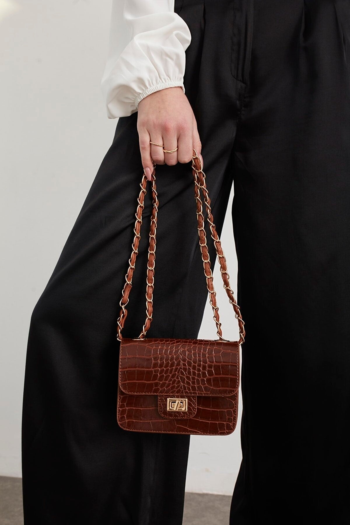 Taba Damen-Mini-Umhängetasche mit Krokodilmuster