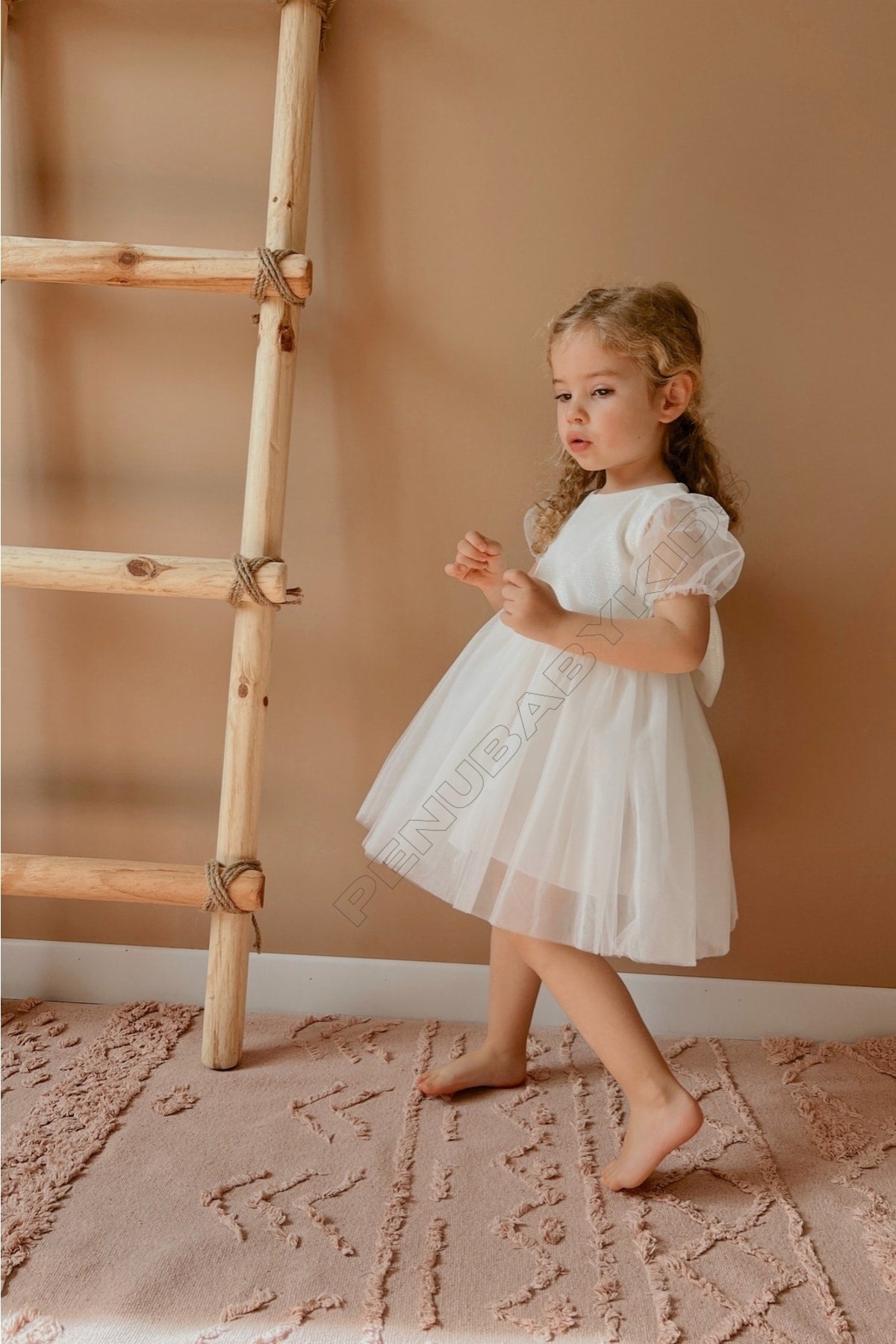 Weißes, kurzes Baby-Mädchenkleid mit Ballonärmeln und Tülldetails - Cinderella