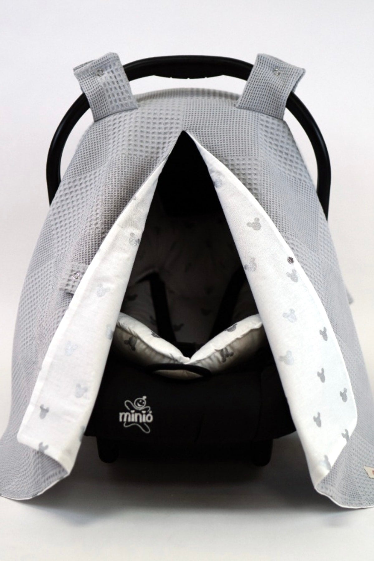 Grauer Mickey Mouse Kinderwagenbezug und Kissen