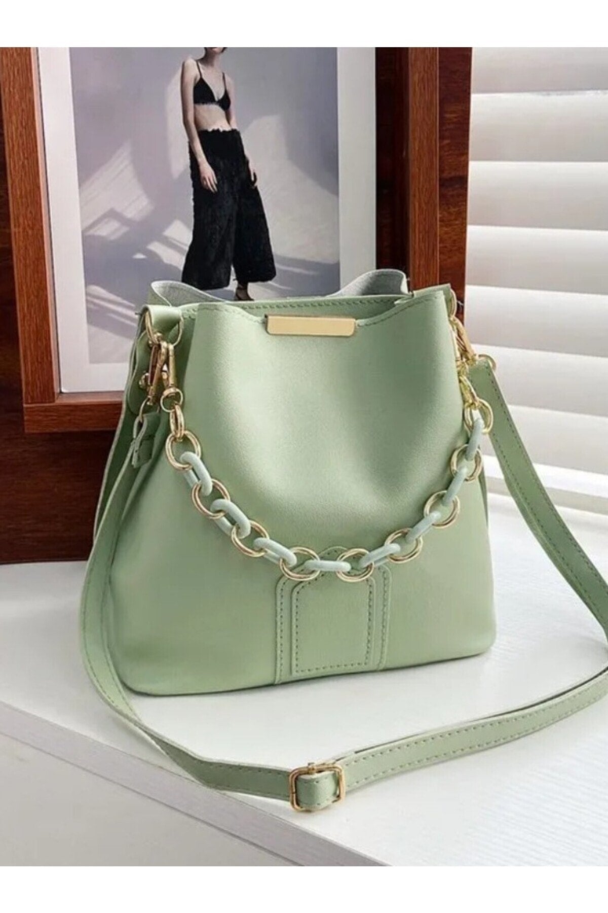 Mintgrüne Damen-Hand-, Arm- und Schultertasche aus weichem Leder mit 3 Fächern