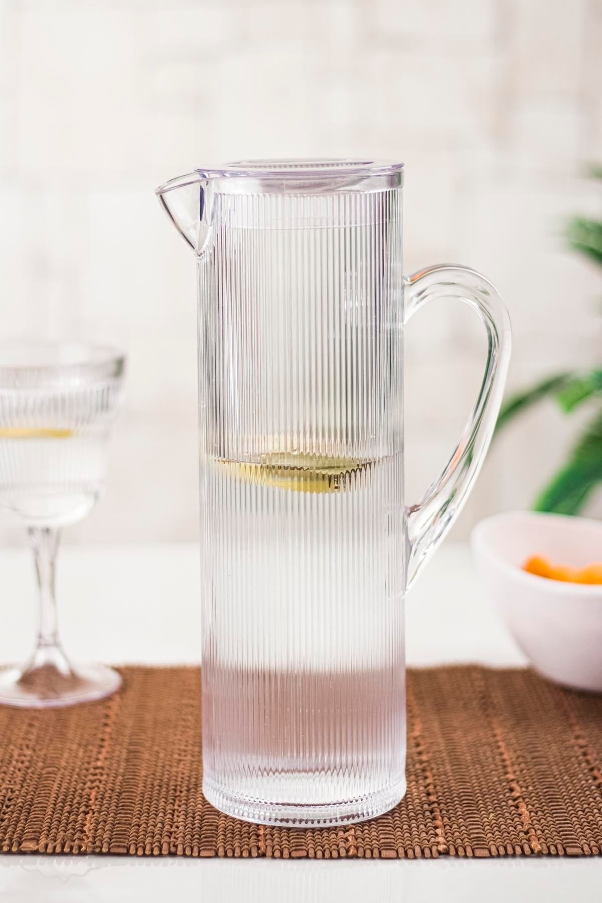 Transparenter Krug aus Acryl, Barock, 1,5 l (passt in die Kühlschranktürablage)