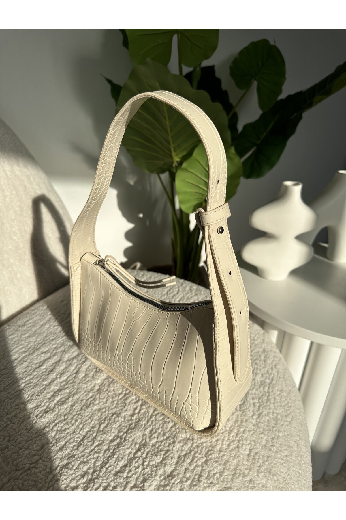Cremefarbene Damen-Baguette-Tasche aus Krokodil