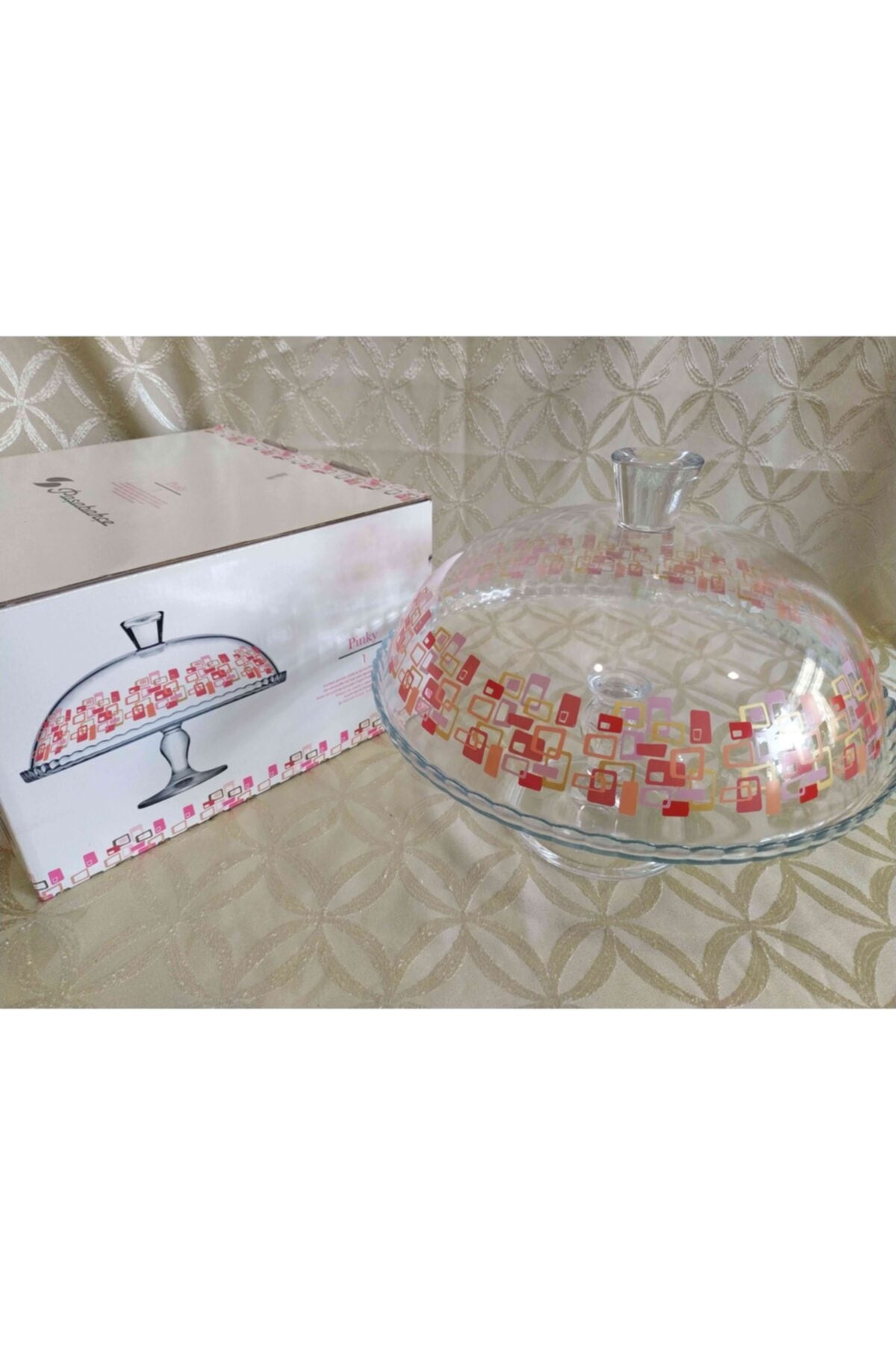 قبة كعكة مزخرفة بنمط قدم